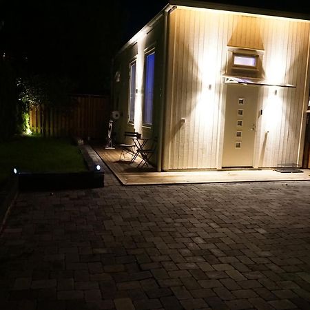 Fresh Happy Little House, 35 M2 In Taeby Apartment สต็อกโฮล์ม ภายนอก รูปภาพ